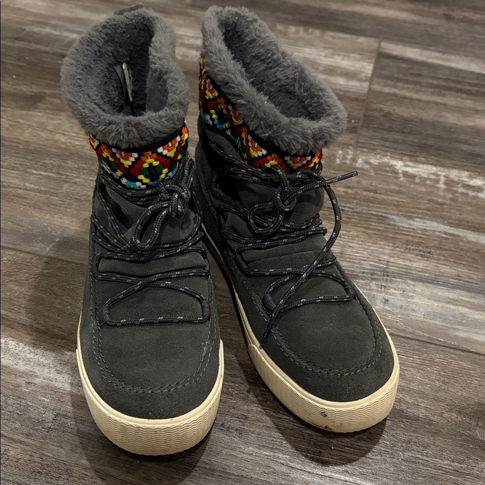 TOMS Alpine grey faux fur boots 7.5 - Picture 2 of 8